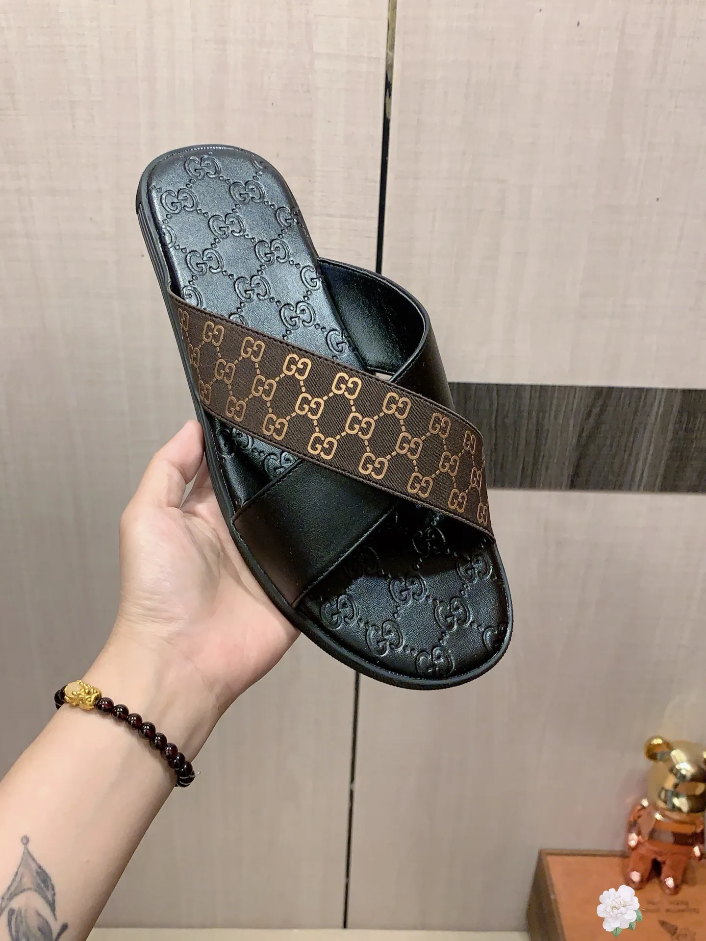 Slippers: New model: Factory price: 260💰💰🎩🎩🔥🔥《 Gucci* 》Series of slippers top purchasing agent🔍🔍Sold at the same time for men, original Italian imported webbing made of selected cowhide, exquisite workmanship,), sole: (super comfortable) original factory special sole, ⚠️exclusive double-layer movable molded sole super comfortable⚠️, real shot🎬the real thing is more beautiful🔍🔍266 regular code 38-44, can be ordered 45.